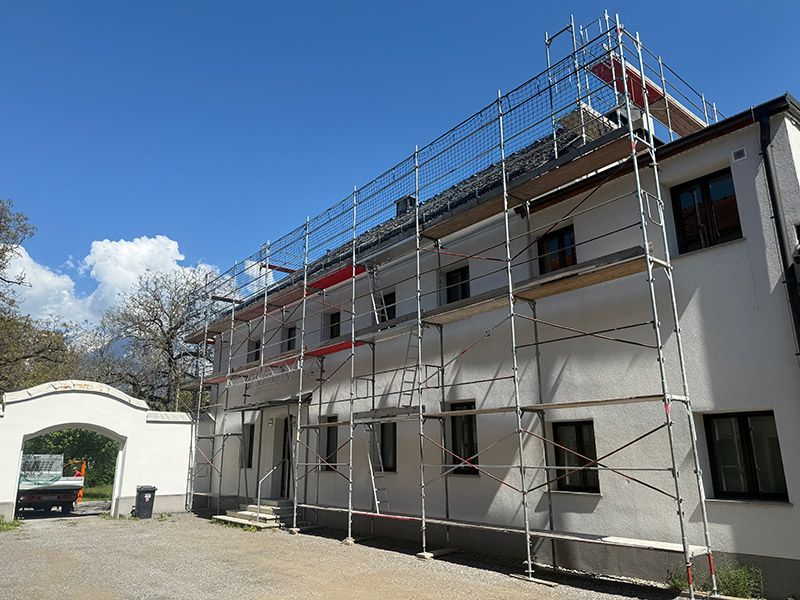 Einrüstung eines großen Wohnhauses in Innsbruck von Roman Mair & Söhne Gerüsteverleih